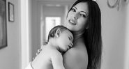 Fabianna Brito com o filho nos braços: placenta como tratamento de beleza - Foto: Reprodução / CO Assessoria
