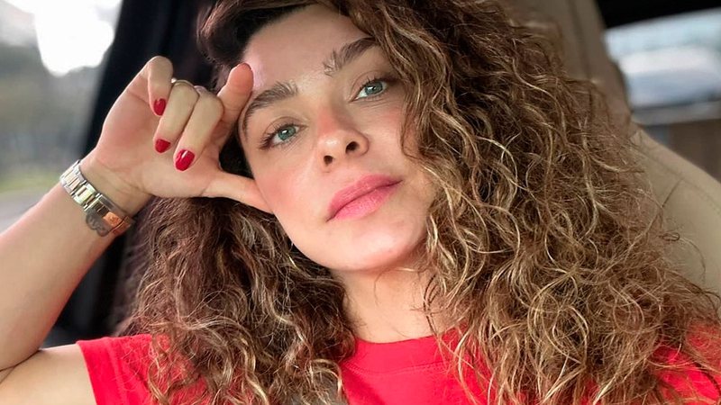 Fabíola Andrade rebateu críticas após estreia como rainha da mocidade - Foto: Reprodução/ Instagram@afabioladeandrade