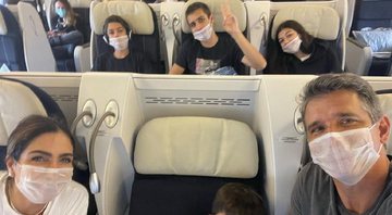Marcio Garcia e a família no avião com destino a Paris - Foto: Reprodução / Instagram