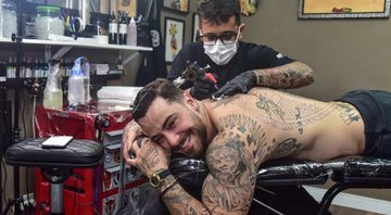 Felipe Titto realiza nova tatuagem em studio de São Paulo - Reprodução/Instagram