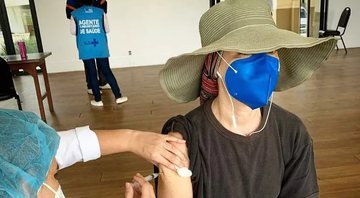 Fernanda Torres recebe a vacina - Foto: Reprodução / Instagram @oficialfernandatorres