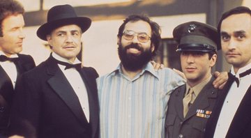 Francis Ford Coppola (ao centro) com os atores de "O Poderoso Chefão", de 1972 - Foto: Reprodução / Paramount Pictures