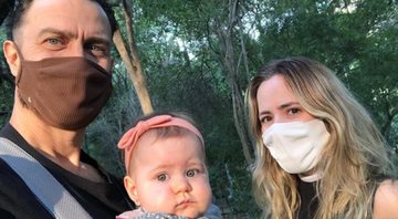 Gabriel Brana Nunes ao lado de sua filha e esposa - Foto: Reprodução / Instagram @gabrielbraganunesoficial