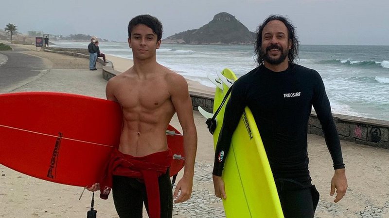 Davi Contino e o pai, Gabriel O Pensador, em dia de surf no Rio - Foto: Reprodução / Instagram