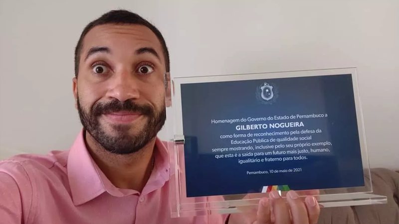 Gil Nogueira e a placa em sua homenagem - Reprodução/Instagram@gilnogueiraof