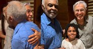 Artistas se abraçaram e posaram juntos com o filho da atriz, Roque - Reprodução / Instagram @reginacase