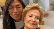 Celso Kamura posa com Glória Menezes em salão no Rio - Foto: Reprodução / Instagram