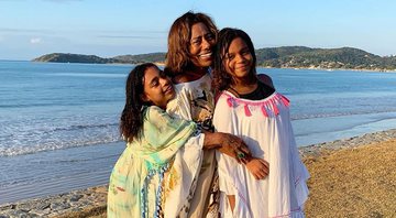 Gloria Maria curtiu passeio ao lado das filhas Laura e Maria - Foto: Reprodução/ Instagram