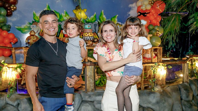 Anderson di Rizzi ao lado da esposa e dos dois filhos - Fotos: Viviane Sodré / Renato Cipriano - Divulgação