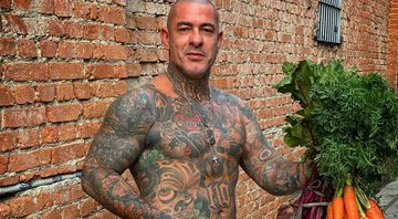 Henrique Fogaça exibiu tatuagens na web e causou alvoroço em rede social - Foto: Reprodução/ Instagram