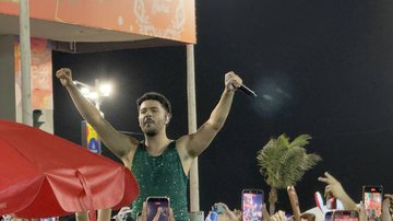 Imagem Pedro Sampaio chega de jet ski, surge de surpresa na Torre Beats e incendeia o Farol da Barra