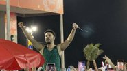 Imagem Pedro Sampaio chega de jet ski, surge de surpresa na Torre Beats e incendeia o Farol da Barra