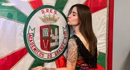 Bianca Andrade beija o estandarte da escola Grande Rio - Foto: Reprodução/Divulgação