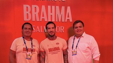 Rodrigo Gil acompanhado dos apresentadores Márcio e Thiago Michelasi