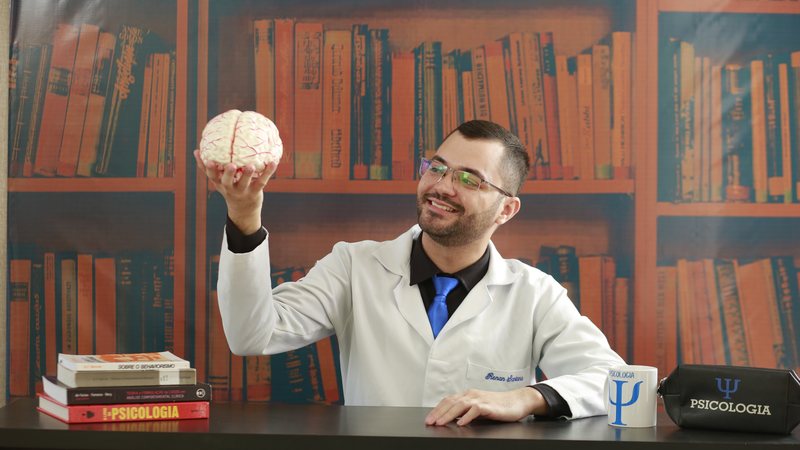 Imagem Renan Santana: o psicólogo que transforma crises amorosas em caminhos de clareza emocional