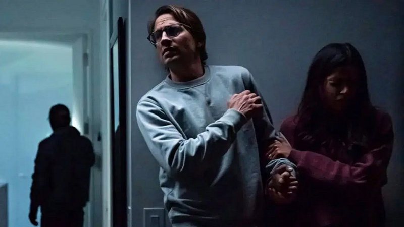 Logan Marshall-Green e Freida Pinto em cena de Intrusion, da Netflix - Foto: Reprodução / Netflix
