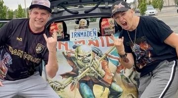 Alunos posam com pôster do Iron Maiden como forma de apoio a diretora fã da banda - Foto: Reprodução / Instagram