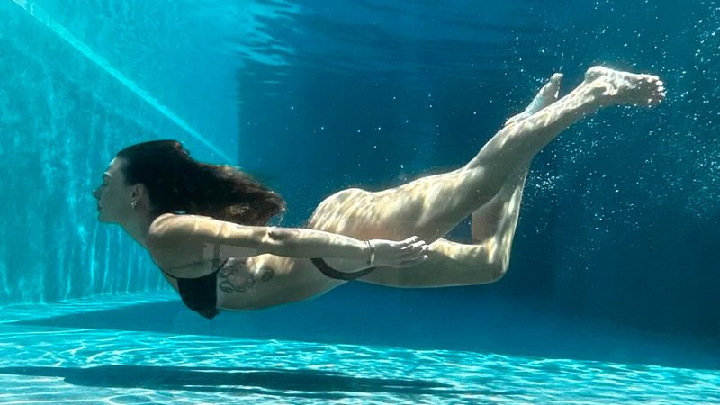 Isis Valverde fez fãs lembrarem de A Força do Querer ao nadar em piscina com parede de vidro - Foto: Reprodução/ Instagram@isisvalverde