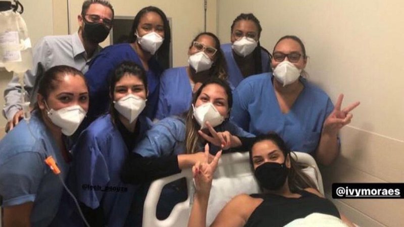 Ivy Moraes posa com equipe médica após cirurgia de emergência - Foto: Reprodução / Instagram