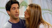 David Schwimmer e Jennifer Aniston em cena de Friends - Foto: Divulgação