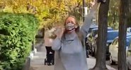 Jennifer Lawrence comemora vitória de Joe Biden correndo no meio da rua - Reprodução/Twitter