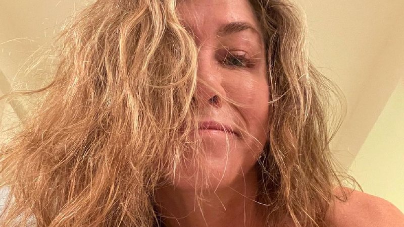 Estrela de Friends falou sobre umidade ao mostrar cabelo volumoso - Reprodução / Instagram @jenniferaniston