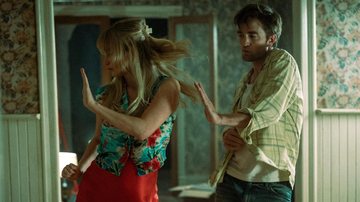 Jennifer Lawrence e Robert Pattinson em cena do filme “Morra, Amor” (2025)