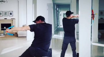 Jeremy publicou vídeo no Instagram e no TikTok no qual mostra seu treino para a nova série da Disney Plus - Reprodução/Instagram