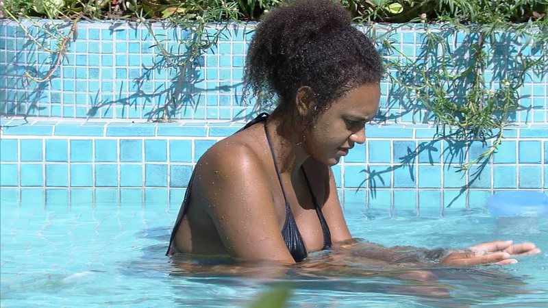Jessilane e Eliezer conversam na piscina da Casa - Foto: Reprodução / Globo