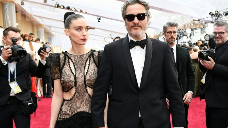 Rooney Mara e Joaquin Phoenix chegando na cerimônia do Oscar deste ano, na qual ele saiu vencedor por Coringa - Reprodução/AMPAS