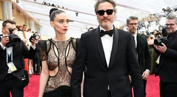 Rooney Mara e Joaquin Phoenix chegando na cerimônia do Oscar deste ano, na qual ele saiu vencedor por Coringa - Reprodução/AMPAS