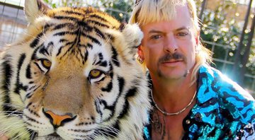 Joe Exotic posa com um tigre em cena de A Máfia dos Tigres, da Netflix - Reprodução/Netflix
