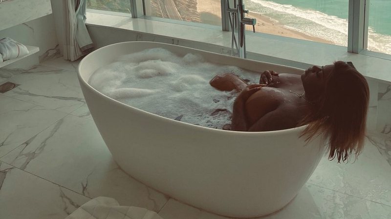 Jojo Todynho apareceu tranquila na banheira de hotel de luxo no Rio - Foto: Reprodução / Instagram @jojotodynho