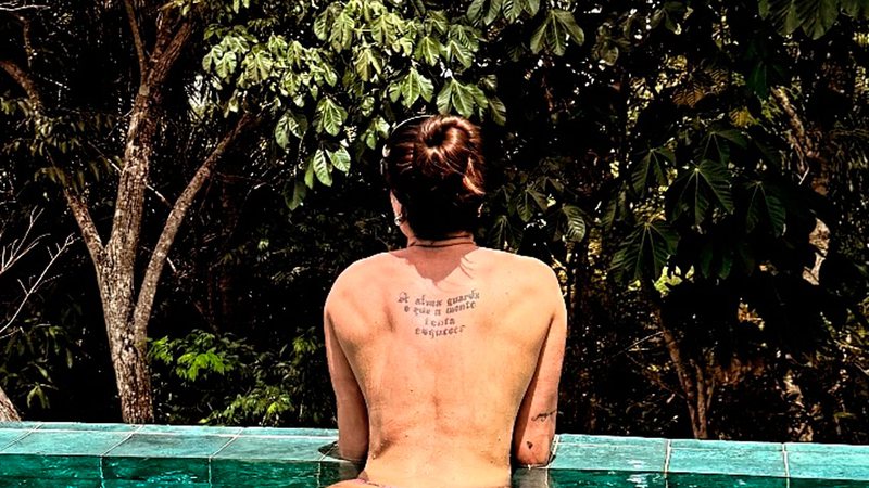 Juju Salimeni exibiu corpo sarado ao se refrescar na piscina de sua mansão - Foto: Reprodução/ Instagram@jujusalimeni