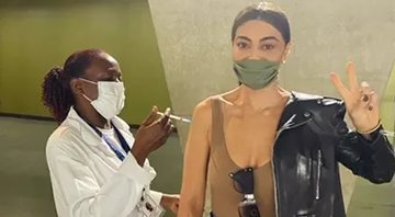 Juliana Paes recebendo a vacina - Reprodução/Instagram@julianapaes