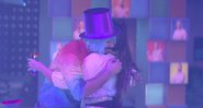 Gilberto e Juliette se abraçam durante Festa do Líder - Foto: Reprodução / Globoplay