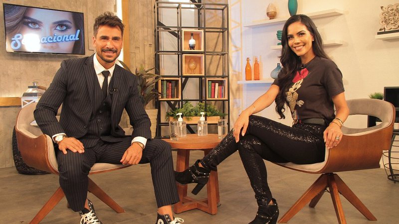 Julio Rocha e Daniela Albuquerque durante o programa Sensacional, da RedeTV! - Foto: Reprodução / RedeTV!
