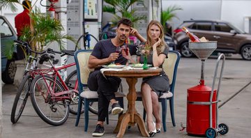 Julio Rocha e a mulher jantam em posto de gasolina - Foto: Reprodução / Instagram