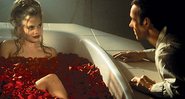 Mena Suvari e Kevin Spacey em cena icônica de Beleza Americana - Foto: Reprodução / Dreamworks Pictures