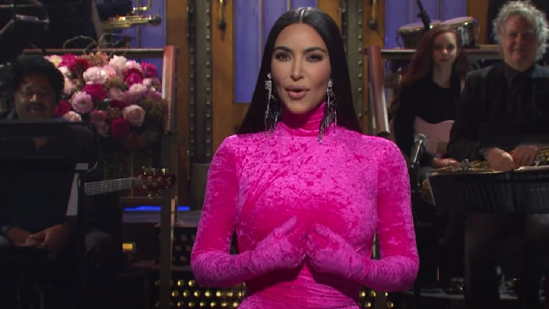 Kim Kardashian não poupou a si mesma em apresentação no "SNL" - Foto: Reprodução