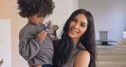 Kim Kardashian com um dos filhos que teve com Kanye West - Foto: Reprodução / Instagram