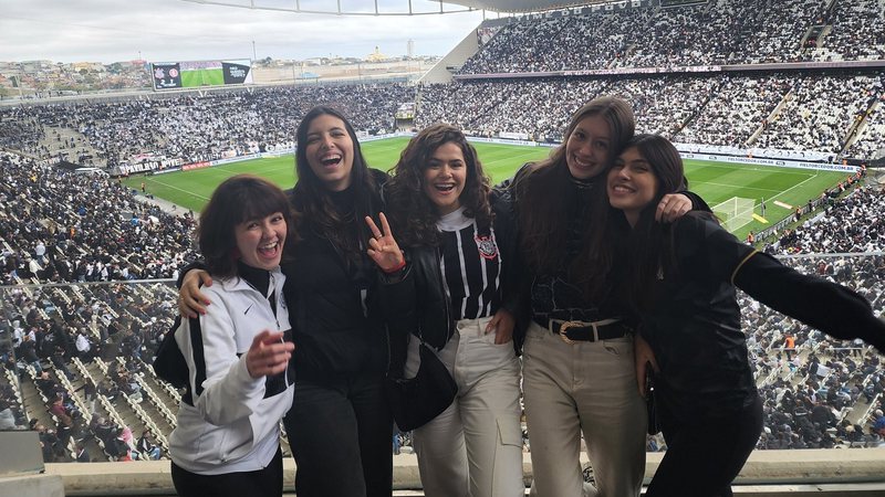 Klara Castanho, Maisa Silva e amigas curtem jogo do Corinthians - Foto: Reprodução / Twitter