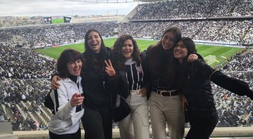 Klara Castanho, Maisa Silva e amigas curtem jogo do Corinthians - Foto: Reprodução / Twitter