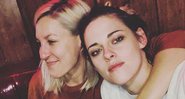 Imagem Kristen Stewart anuncia noivado com Dylan Meyer, após 2 anos de relacionamento