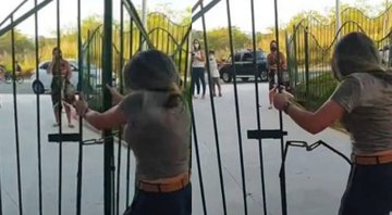 Mulher quebra portão da 'Lagoa dos Dinossauros' - Reprodução/Instagram