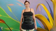 Lais Souza postou foto em pé durante treinamento de fisioterapia