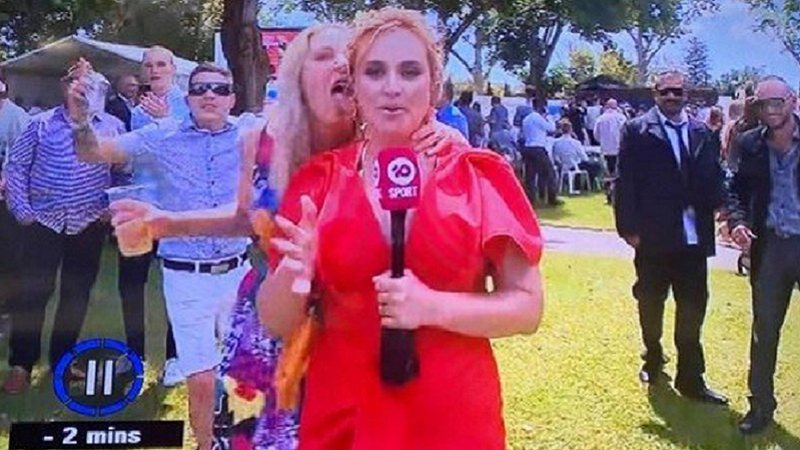 Repórter levou uma lambida na orelha durante entrada ao vivo em telejornal - Reprodução