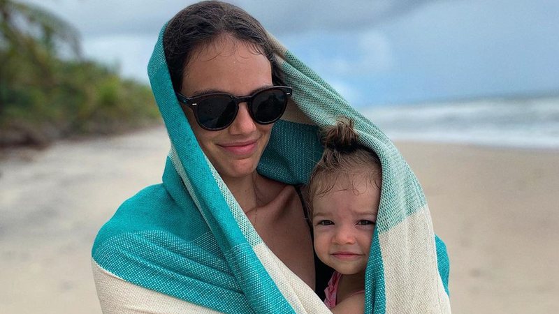 Laura Neiva e Maria na praia - Reprodução/Instagram