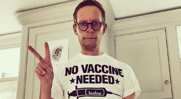 Laurence usou camiseta com a frase "Não preciso de vacina, tenho um sistema imunológico" - Reprodução / Instagram @lozzafox1