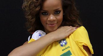 Imagem Rihanna ganha camisa da seleção brasileira